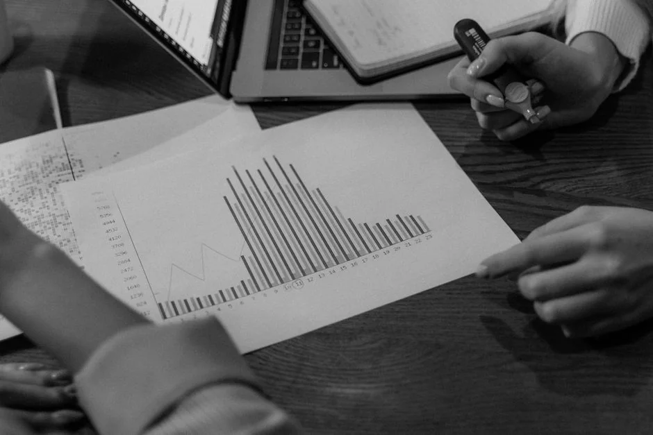 Groupe de professionnels en entreprise collaborant dans un bureau.